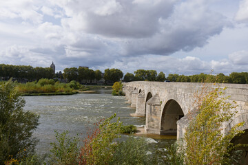 Le pont de Beaugency et la Loire en amont - Loiret - France 