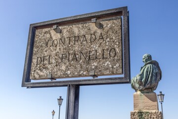 san marino - contrada del pianello mit statue von bartolomeo borghesi