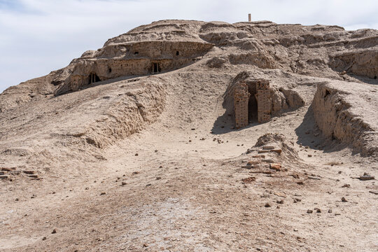 Ruins in Uruk, Iraq, display ancient brick structures amid arid landscapes