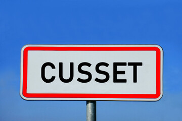 Obraz premium Ortsschild Cusset