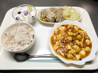 麻婆豆腐とシュウマイ、フルーツヨーグルトのデザート付き中華風ワンプレートランチ