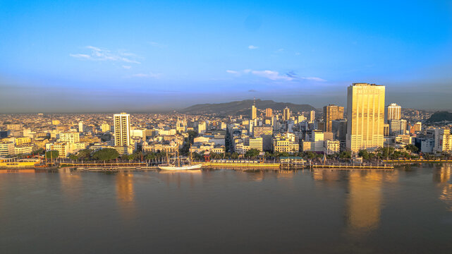 Panor&aacute;mica de Guayaquil vista desde el r&iacute;o Guayas durante una ma&ntilde;ana soleada. La imagen muestra el Malec&oacute;n 2000, edificios ic&oacute;nicos y un cielo despejado, ideal para proyectos tur&iacute;sticos, corporativos 