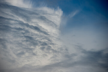 Ciel très nuageux à Boismont en Lorraine. contraste entre des gros nuages cumulus blancs noirs et gris sur un ciel bleu