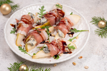 Delicious pear bites topped with blue cheese, hamon, arugula, and a balsamic glaze for a tasty appetizer