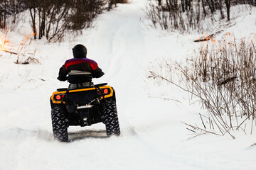 Un quad sur un sentier enneigé en hiver au Québec, Canada.