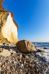 Kreidefelsen im Herbst an der Küste der Ostsee auf der Insel Rügen