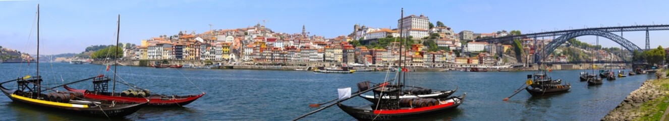 Vista de la ciudad de Oporto desde Gaia, con las barcas tradicionales en el Duero.