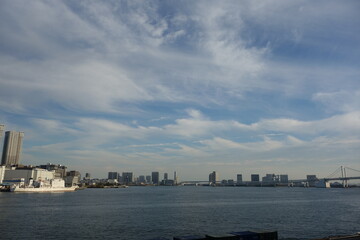 Fototapeta premium 青空と海と街
