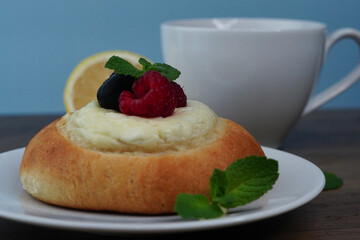 Bun with berries and cream