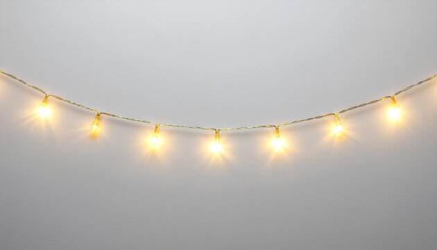 Guirnalda de luces c&aacute;lidas suspendida sobre un fondo neutro.  Hilo dorado fino y brillante que sostiene peque&ntilde;as bombillas c&aacute;lidas con efecto glow suave. Iluminaci&oacute;n realista, reflejos delicados