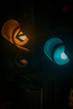 Sem&aacute;foro verde y &aacute;mbar, Green and amber traffic light, Gr&uuml;ne und bernsteinfarbene Ampel, 緑と琥珀の信号, Feu de circulation vert et ambre, Sem&aacute;foro verde e &acirc;mbar, 绿灯和琥珀灯