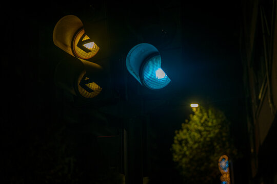 Sem&aacute;foro verde y &aacute;mbar, Green and amber traffic light, Gr&uuml;ne und bernsteinfarbene Ampel, 緑と琥珀の信号, Feu de circulation vert et ambre, Sem&aacute;foro verde e &acirc;mbar, 绿灯和琥珀灯