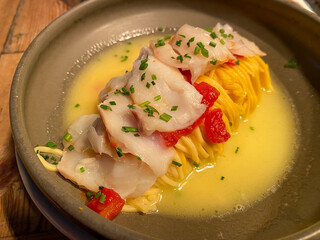 Comida portuguesa de lujo: bacalao con setas, Luxury Portuguese cuisine: cod with mushrooms, Portugiesische Luxusküche: Kabeljau mit Pilzen, 高級ポルトガル料理：タラとキノコ, Cuisine portugaise de luxe : morue aux ch