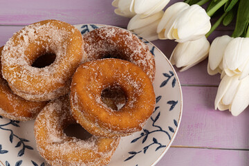 Plato con rosquillas hechas en casa.