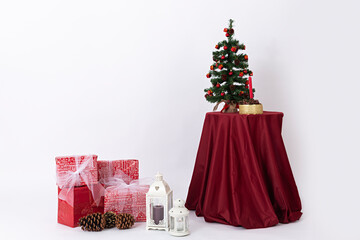 Decoraci&oacute;n navide&ntilde;a con regalos y &aacute;rbol.
