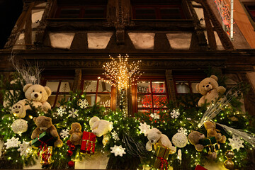 Fachada de casa en la Alsacia iluminada y con decoraci&oacute;n navide&ntilde;a.