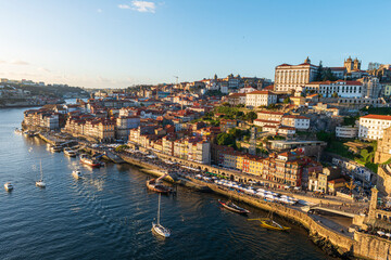 Obraz premium Atardecer en Oporto con vistas panorámicas de la ciudad y el río 2026, Sunset in Porto panoramic city and river views 2026, Panoramischer Sonnenuntergang über Porto und dem Fluss 2026, 2026年 ポルトの街と川のパ
