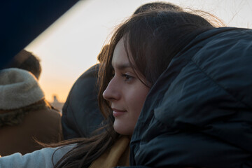 mujer morena 18 años mirando de perfil derecho atardecer
