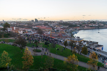 Fototapeta premium Atardecer en Oporto con vistas panorámicas de la ciudad y el río 2026, Sunset in Porto panoramic city and river views 2026, Panoramischer Sonnenuntergang über Porto und dem Fluss 2026, 2026年 ポルトの街と川のパ