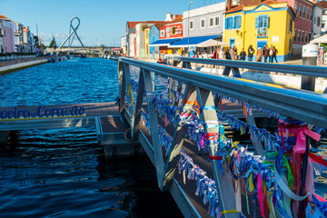 Barcas típicas de Aveiro en los canales de la ciudad, Traditional boats of Aveiro on the city...