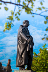 dundee.king.figure.stone.blue. sky