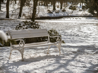 wei&szlig;e Bank im Winter