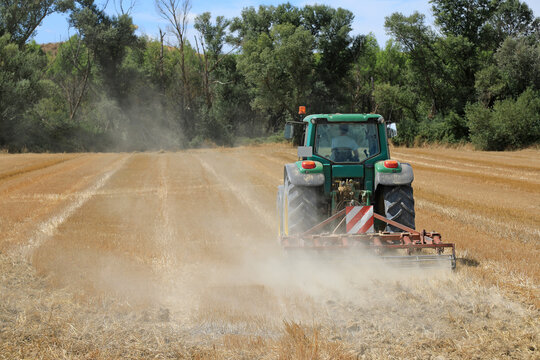 tractor con arado trabajando en un campo de trigo cereal pa&iacute;s vasco 4M0A9108-as25