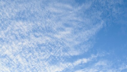 Wavy Altocumulus clouds against the backdrop of the daytime sky  a natural texture for meteorological materials, seasonal design, educational content, and atmospheric projects.