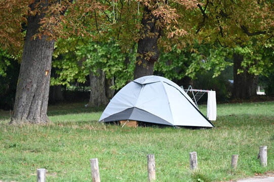Sans abri dans une tente 