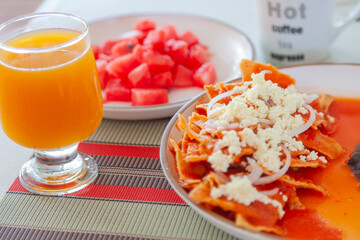 Desayuno Chilaquiles Rojos