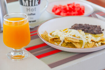 Desayuno Chilaquiles Verdes, Acompa&ntilde;ado por Jugo de Naranja y Sand&iacute;a