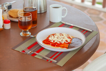 Desayuno Entomatadas con frijoles acompa&ntilde;ada por Jugo de Manzana y Caf&eacute;