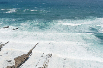 Dramatische Atlantikk&uuml;ste im Baskenland, Nordspanien, mit markanten Felsformationen, t&uuml;rkisfarbenem Wasser, kr&auml;ftigen Wellen und wei&szlig;er Gischt, keine Menschen, Natur pur.