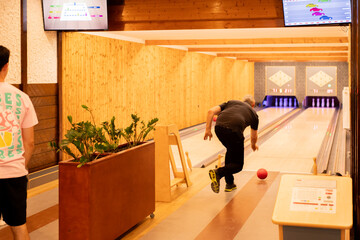 Junge &Auml;lterer Mann beim Kegeln, Freizeitspa&szlig; mit Freunden