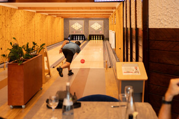 Junge &Auml;lterer Mann beim Kegeln, Freizeitspa&szlig; mit Freunden