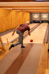 Junge &Auml;lterer Mann beim Kegeln, Freizeitspa&szlig; mit Freunden