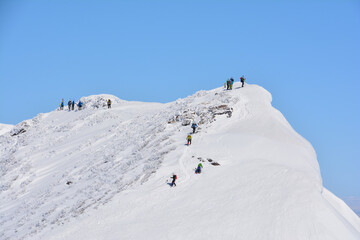 雪の谷川岳山頂（オキの耳）と登山者