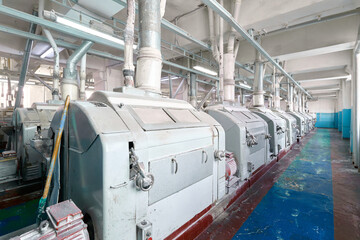 Flour milling process with advanced roller mill machines in an industrial facility