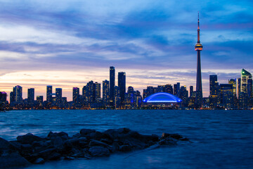 Obraz premium Toronto Skyline at Blue Hour, Featuring the Illuminated Downtown Financial District from the Waterfront