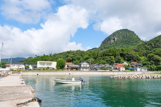 堤防から見る漁港と高田山