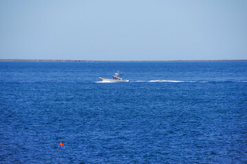 Obraz premium 納沙布岬と歯舞諸島の間を行く漁船