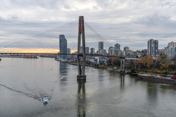 Obraz premium Cable-Stayed Bridge Over Fraser River With Vancouver Skyline In Overcast Morning