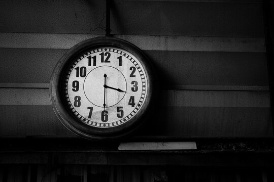 A clock with the hands at the numbers 3 and 9