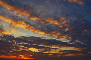 When the sun is below the horizon, soft light from the sky, beautiful dusk sunlight from the atmosphere.