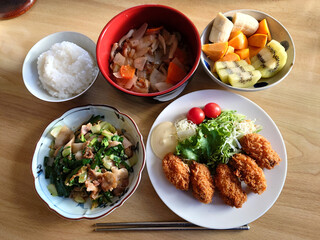A winter delicacy served at a Western-style restaurant in town: a fried oyster set meal (with a bowl of boiled sweet potato and sliced ​​fruit) / 町の洋食屋さんで食べる冬の味覚，カキフライ定食の一例(芋煮椀，カットフルーツ盛り)