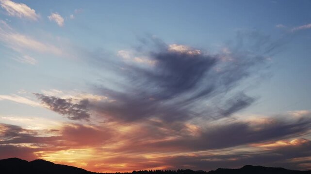 秋の夕焼けと山並みのシルエット (4倍速)