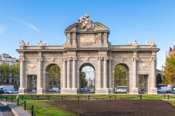 Obraz premium Puerta de Alcala, Alcala Gate, in the Plaza de la Independencia in Madrid, Spain