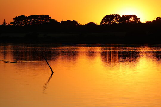 Sunset sur la ria d'Etel &agrave; proximit&eacute; de l'&icirc;lot Saint-Cado, commune de Belz (Bretagne, Morbihan, France)