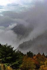 日本周遊　霧の中の別子の山々