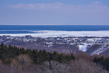 北海道　天都山からの網走市街とオホーツク海の流氷   © osap1111